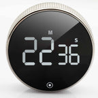 Nærbillede af New Nordic Time fokusur med digitalt display, der fremhæver det elegante design og tydelige tidsvisning på en sort skærm med tekstureret ramme.